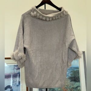 Elegant Women’s Beige Sweater with Faux Fur Trim L